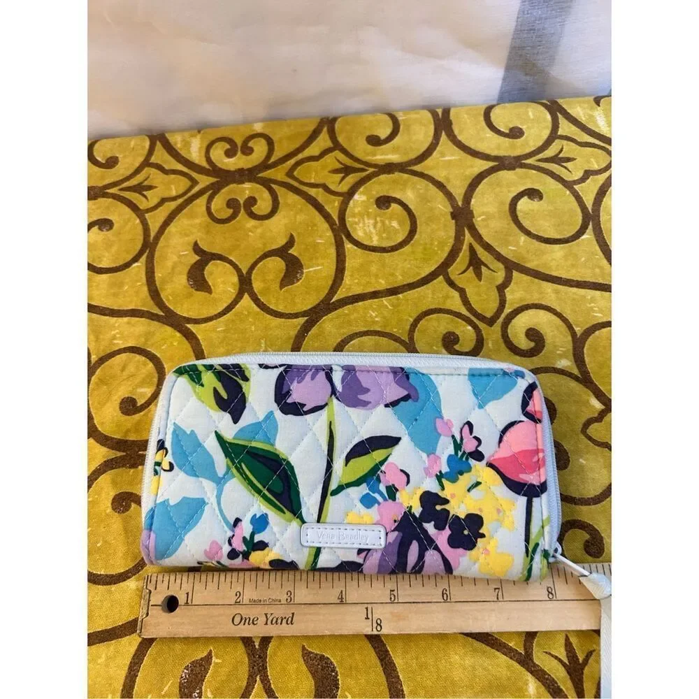 Vera Bradley Accordion Wallet Marian Floral Signature multi-color 8x4" - Picture 4 of 4